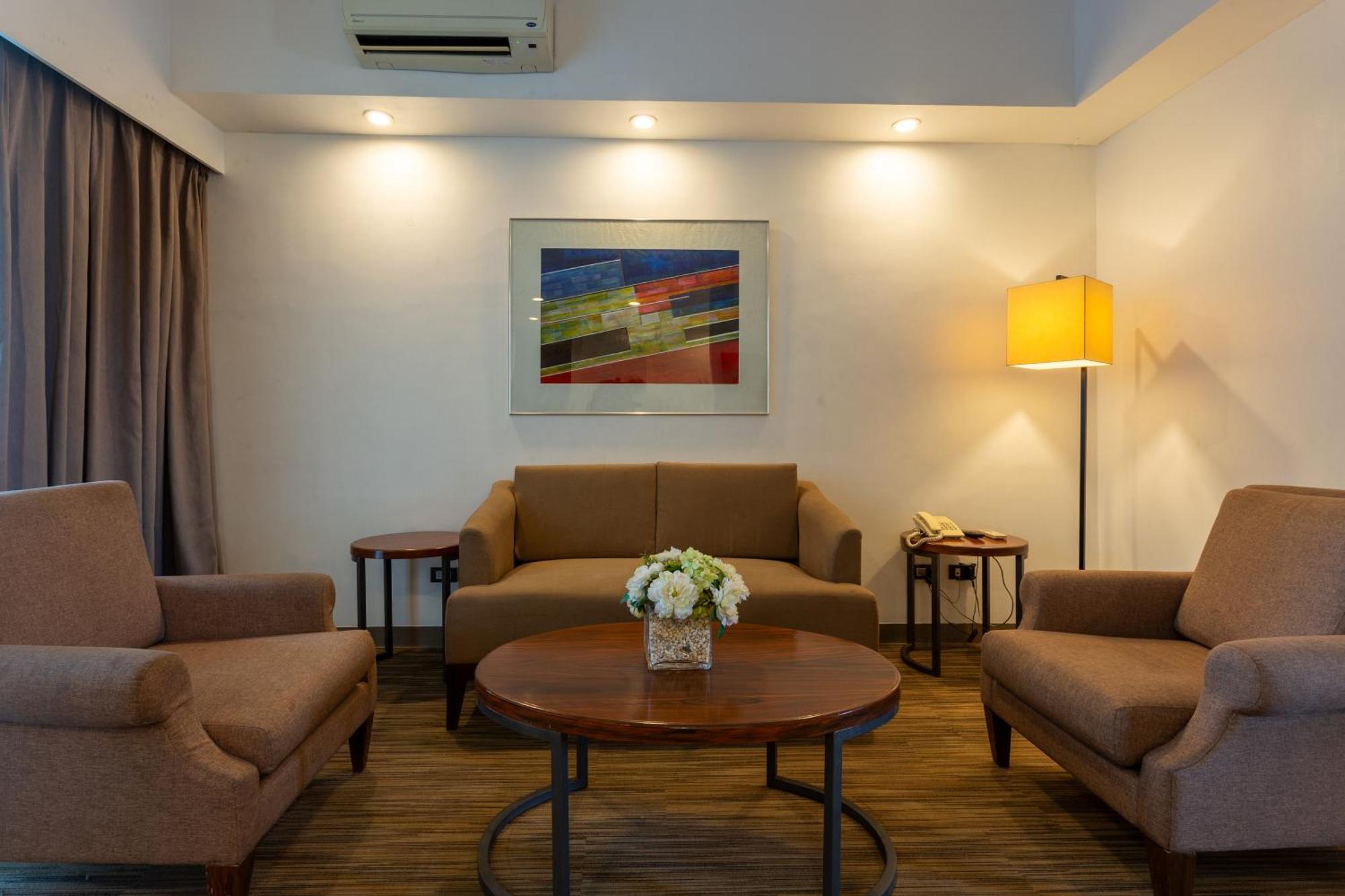 La Breza Hotel Quezon City Εξωτερικό φωτογραφία